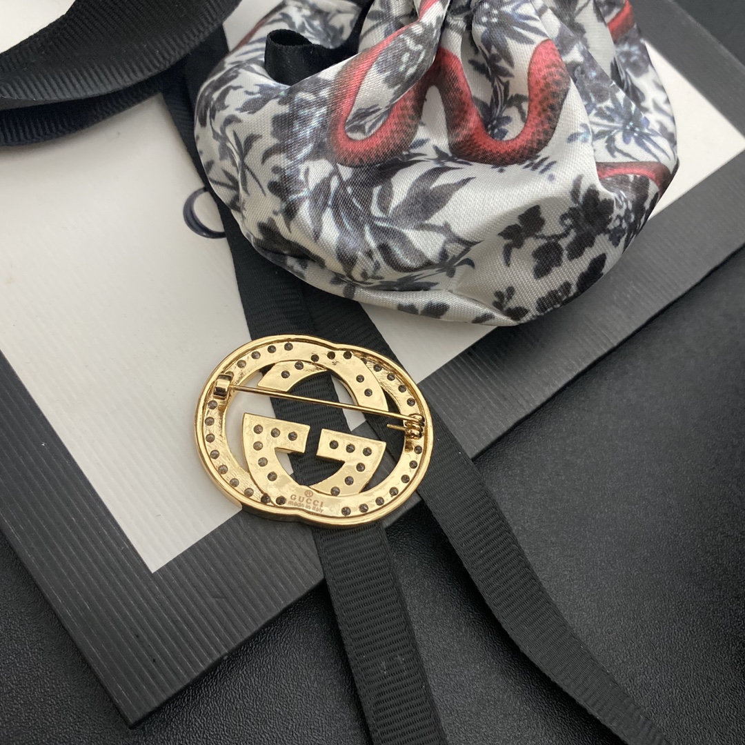 C062  Gucci brooch 107864