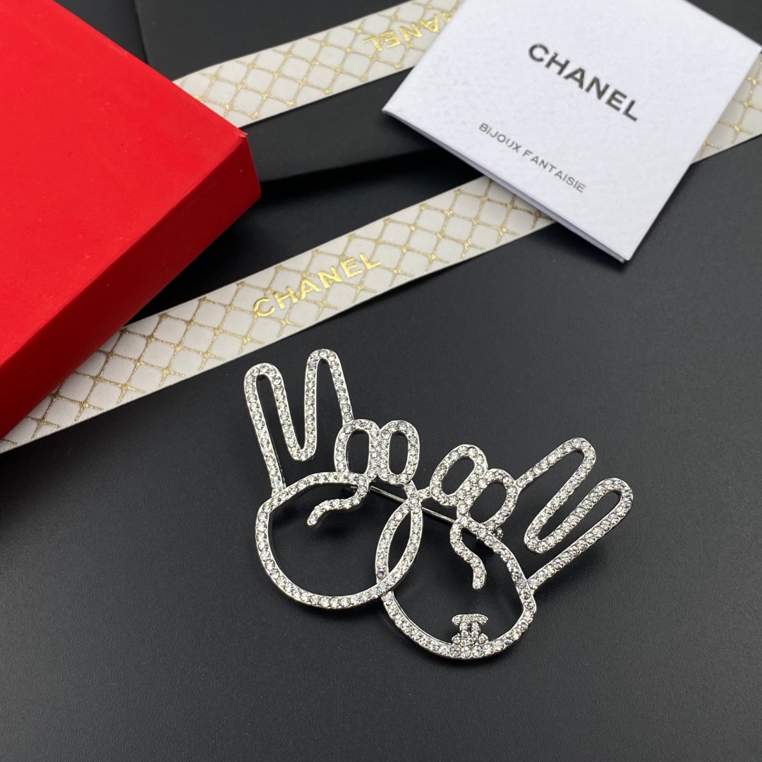 C225  Chanel brooch 107952