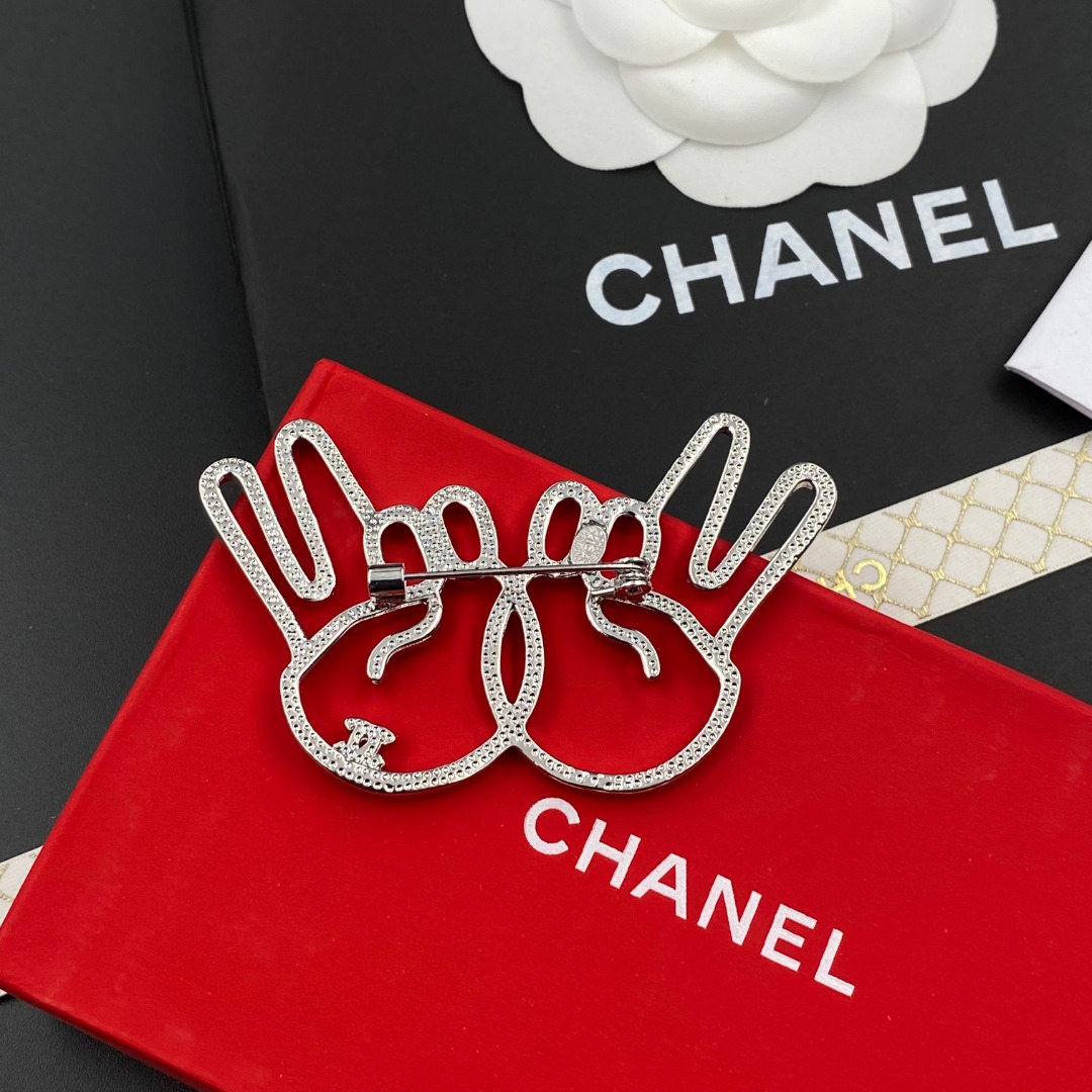 C225  Chanel brooch 107952