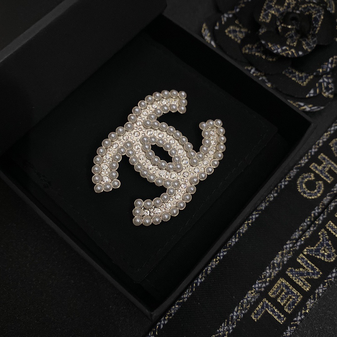 C026 Chanel brooch 107977