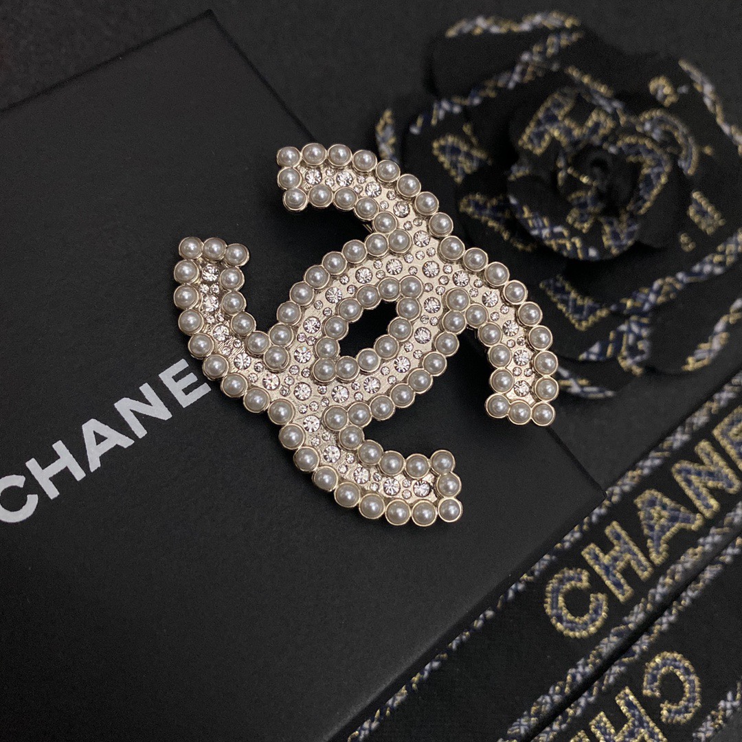 C026 Chanel brooch 107977