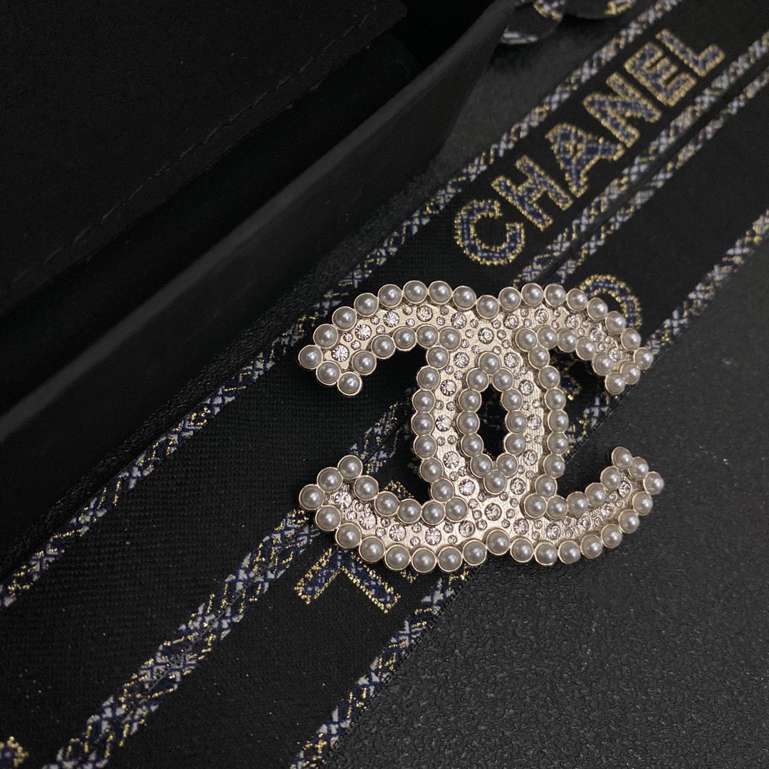 C026 Chanel brooch 107977