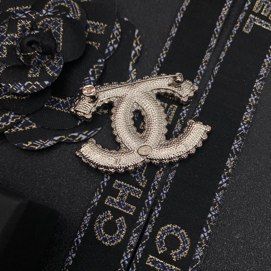 C026 Chanel brooch 107977