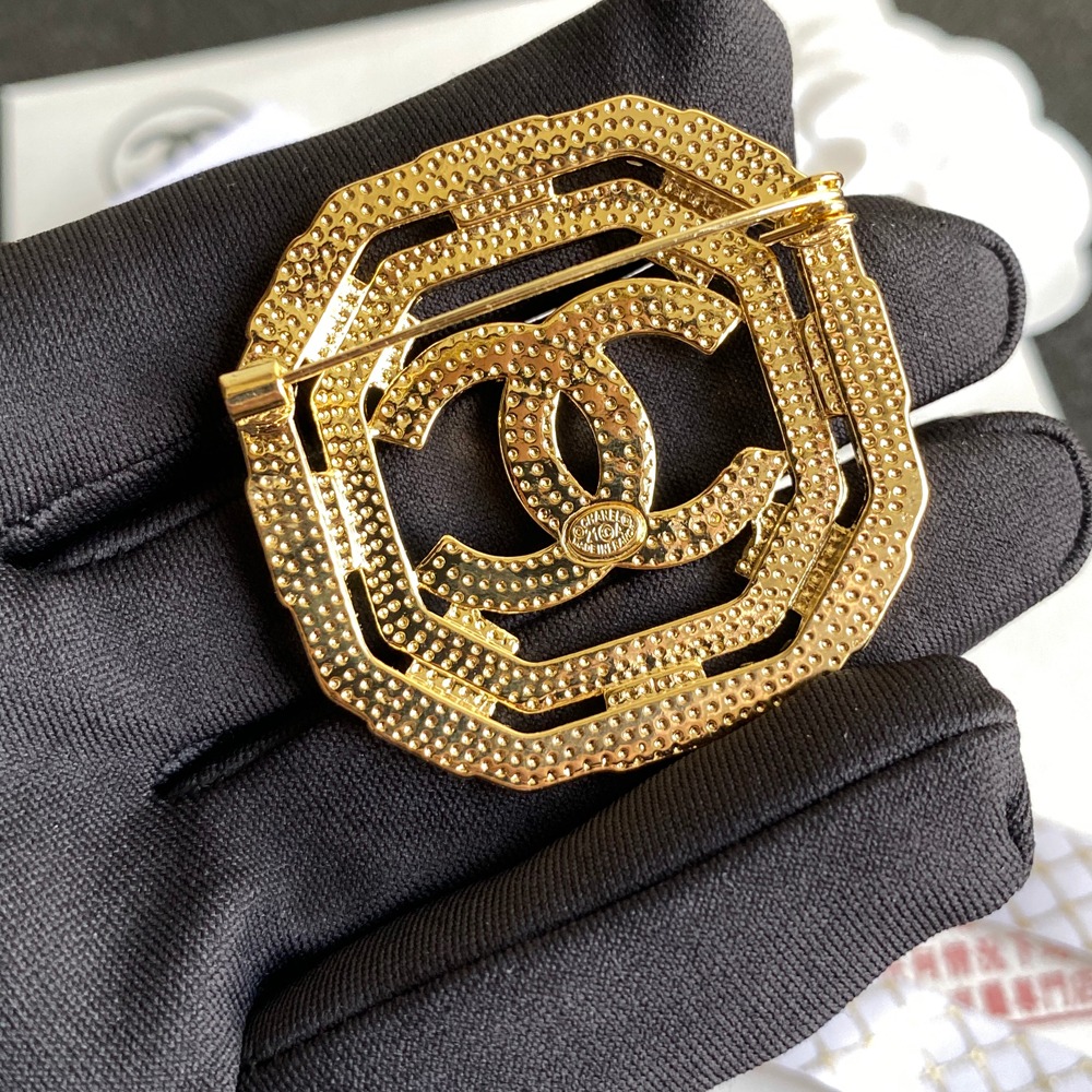 C180 Chanel brooch 108005