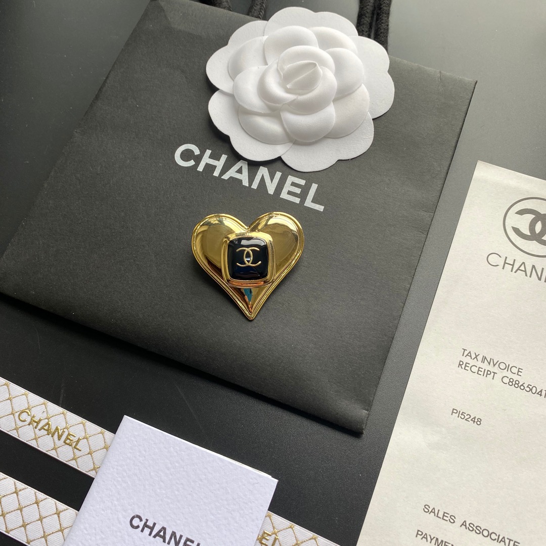 C210 Chanel brooch 108006