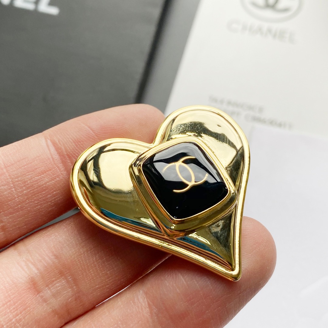 C210 Chanel brooch 108006