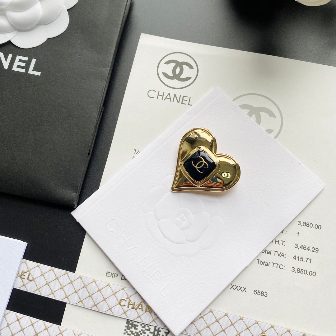 C210 Chanel brooch 108006