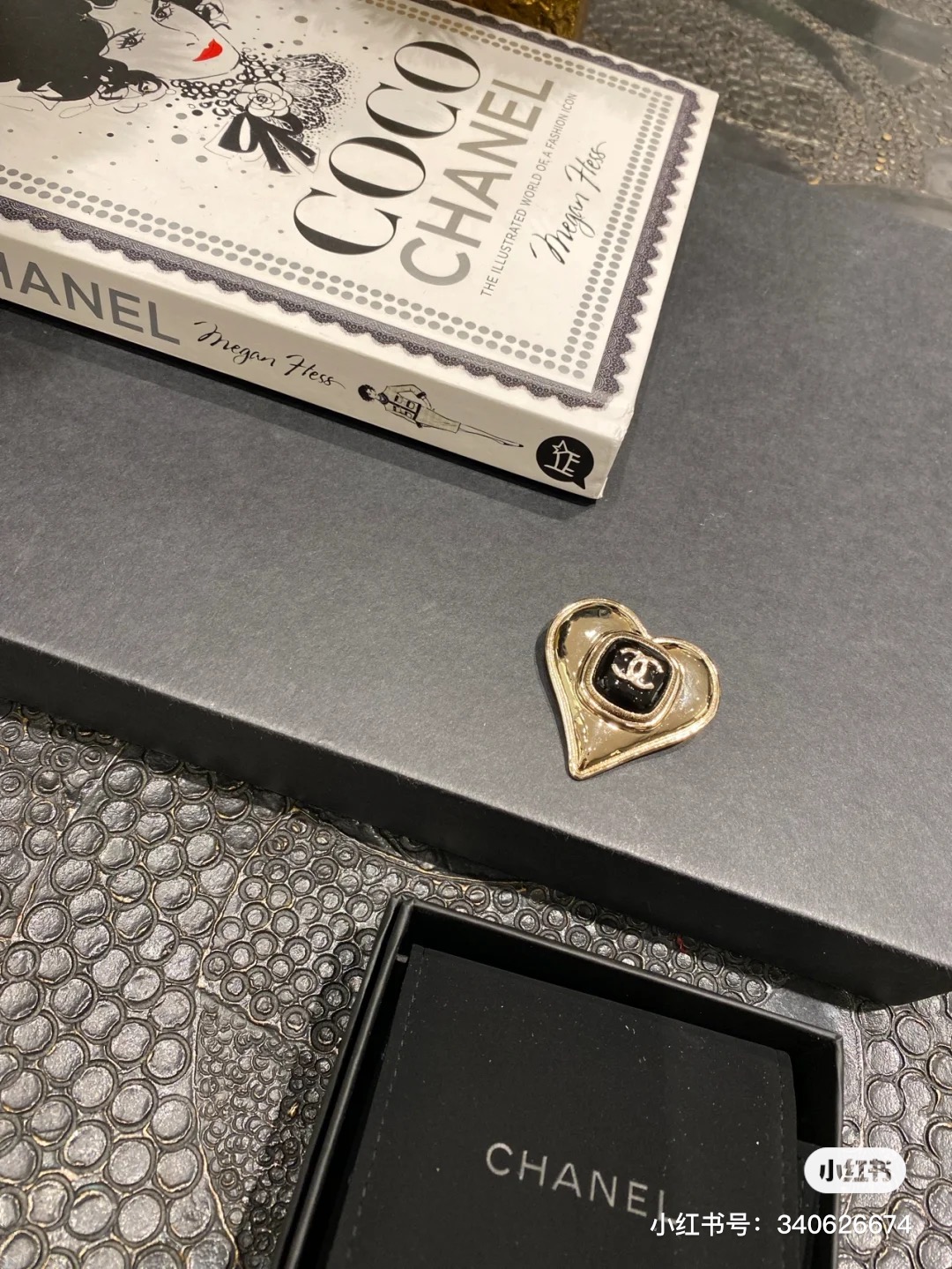 C210 Chanel brooch 108006