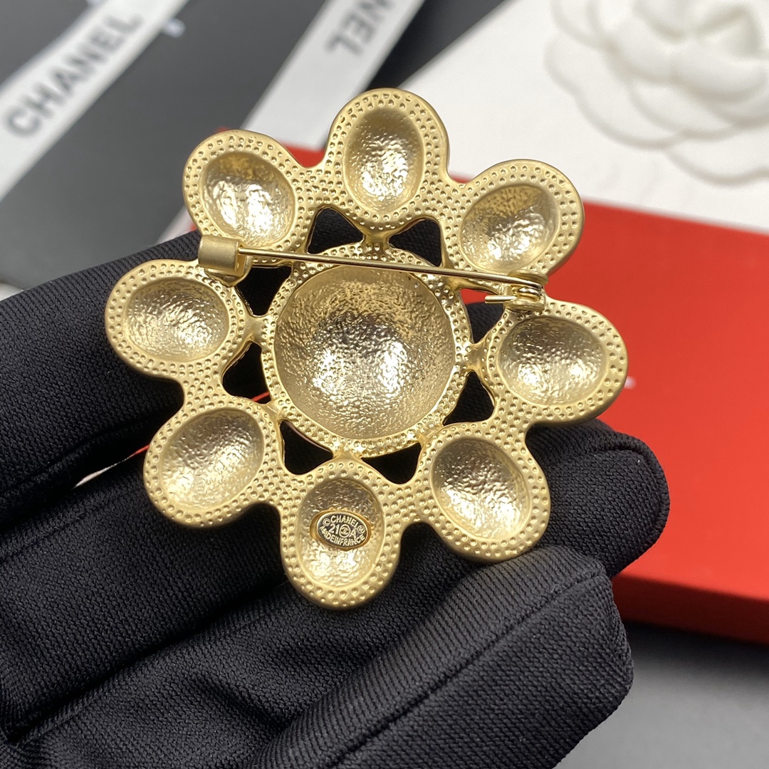 C233  Chanel brooch 108027