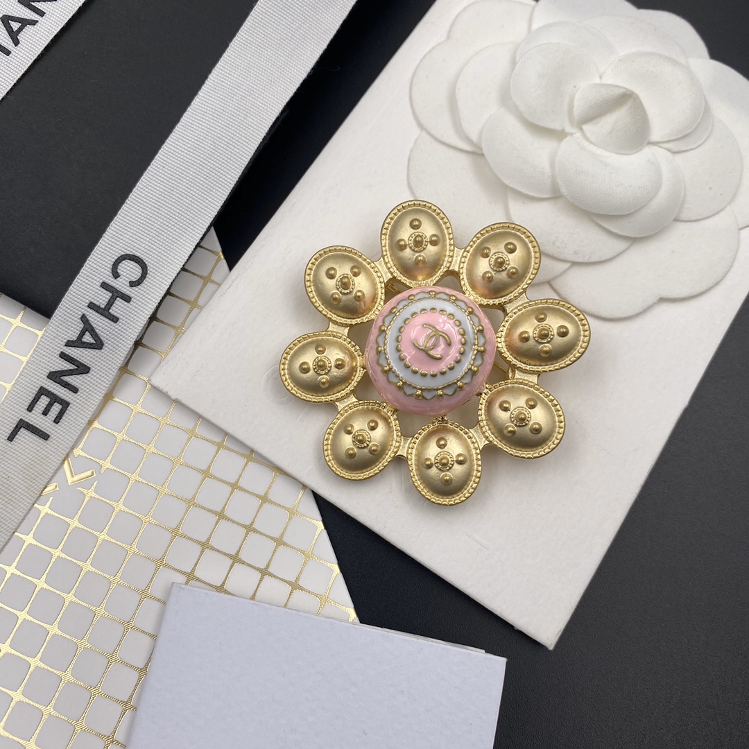 C233  Chanel brooch 108027