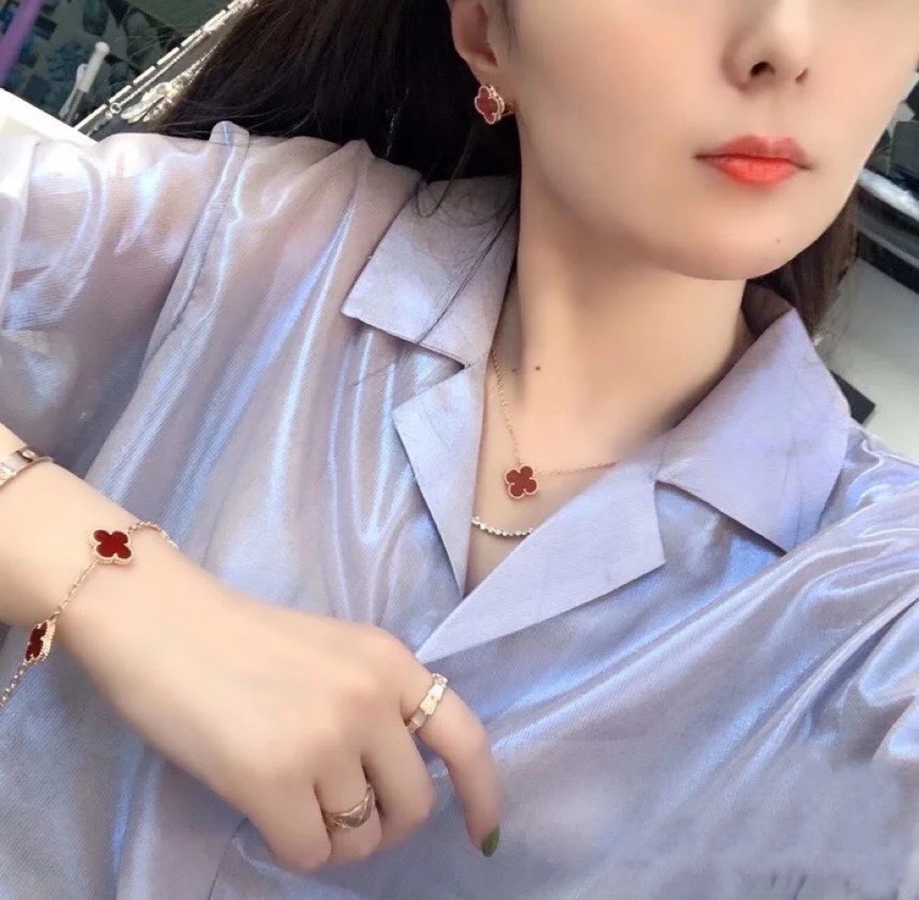 B144 Vancleef necklace 108054