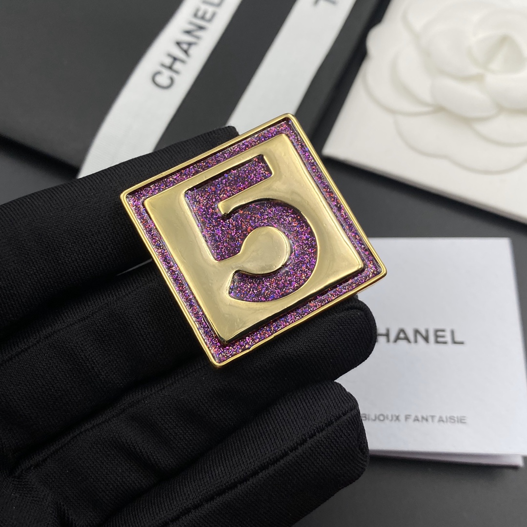 C231  Chanel brooch 108056