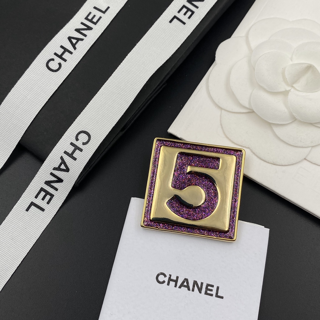 C231  Chanel brooch 108056