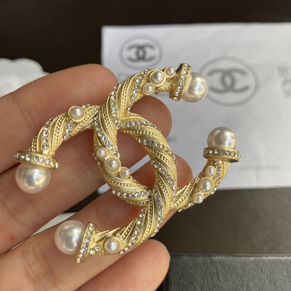 C044  Chanel brooch 108058