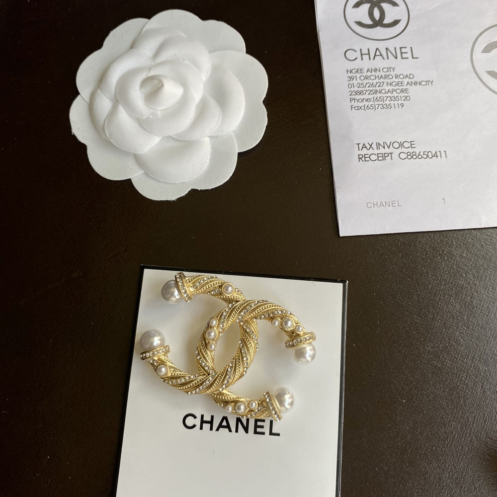 C044  Chanel brooch 108058