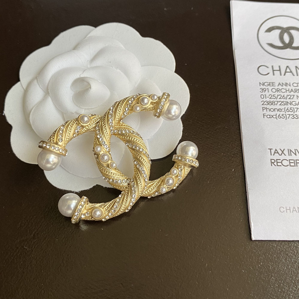 C044  Chanel brooch 108058