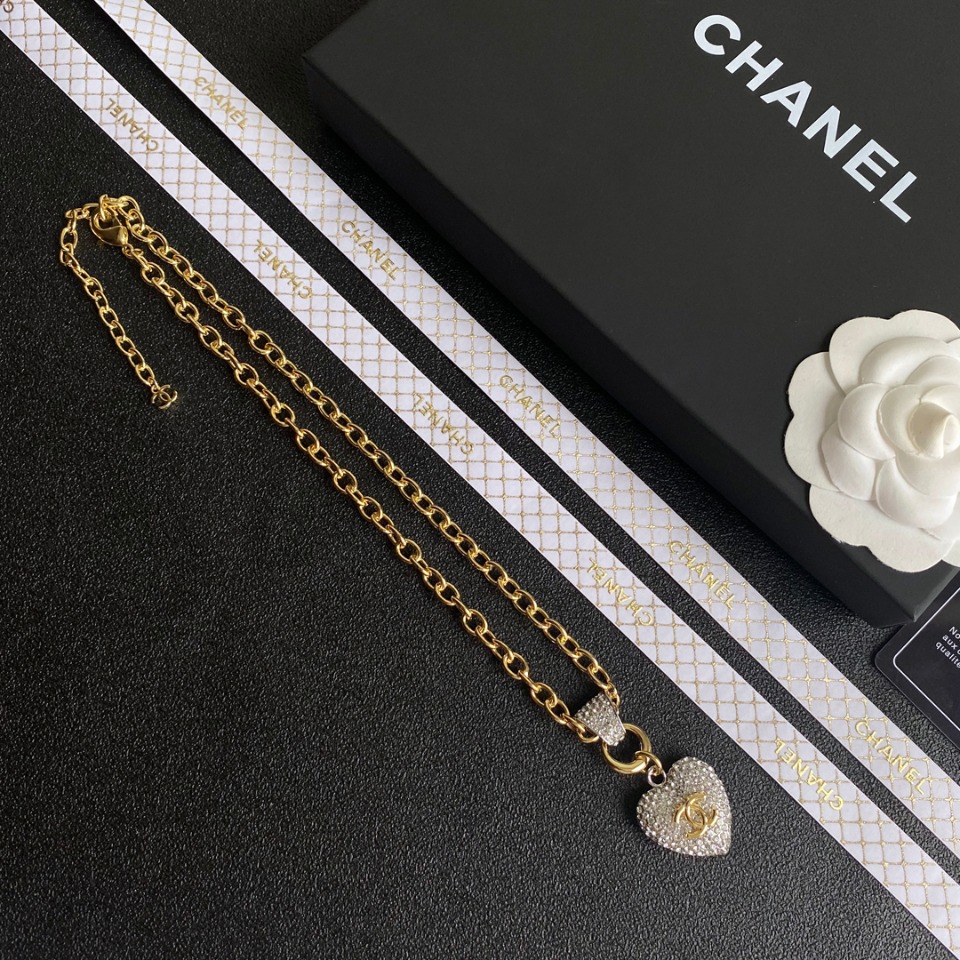 B272 Chanel necklace 108084