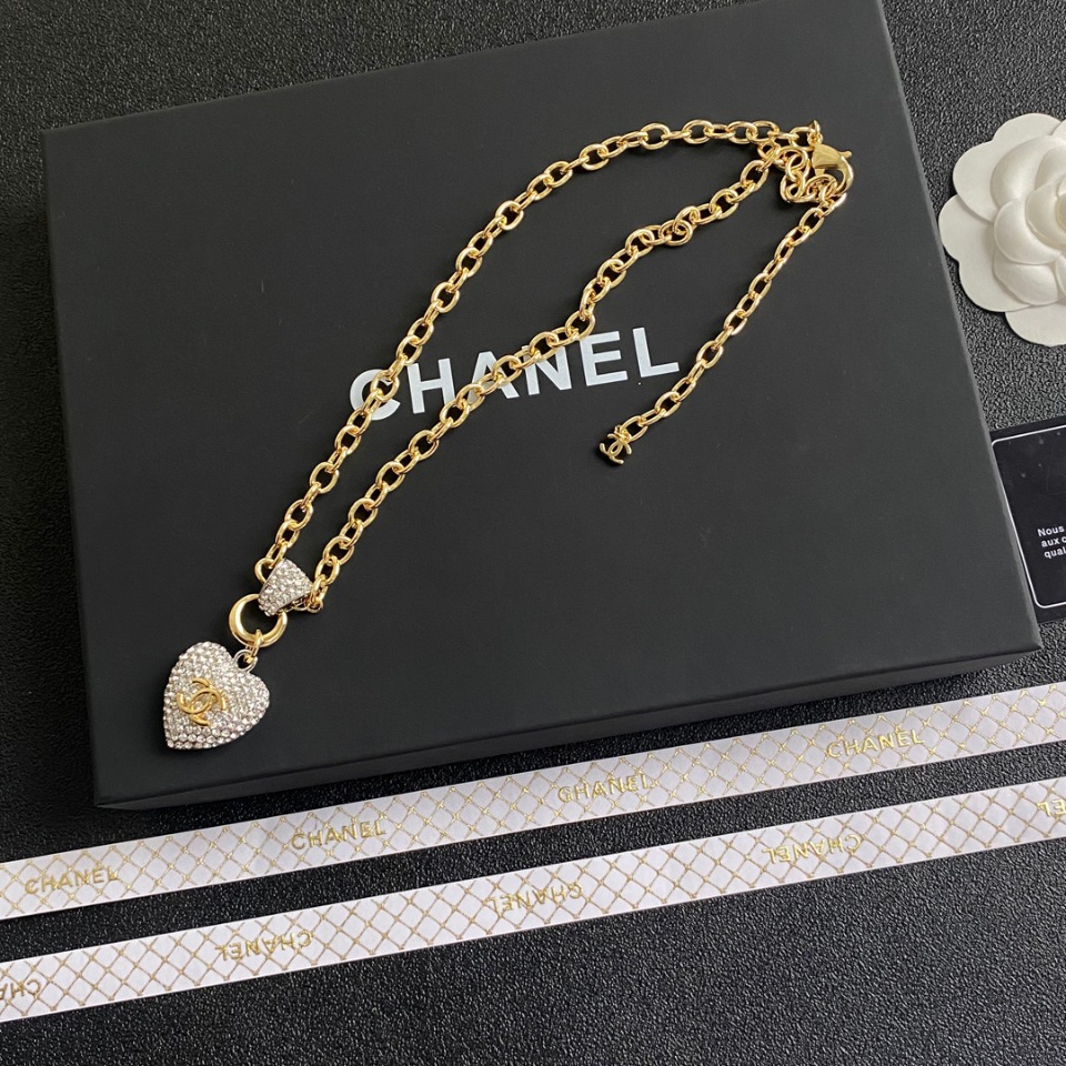 B272 Chanel necklace 108084