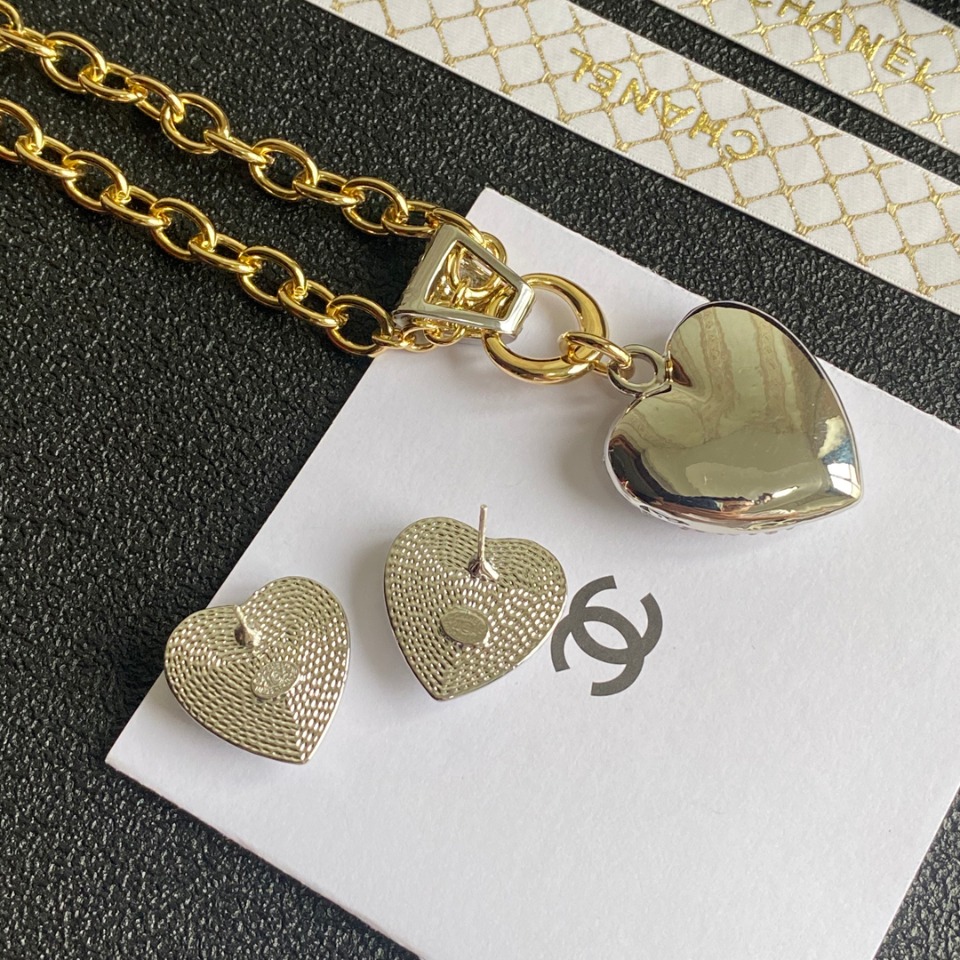 B272 Chanel necklace 108084