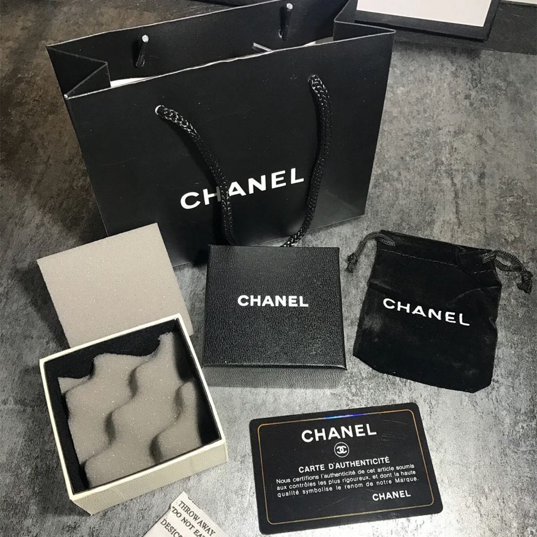 Chanel jewelry box 1 set(S)