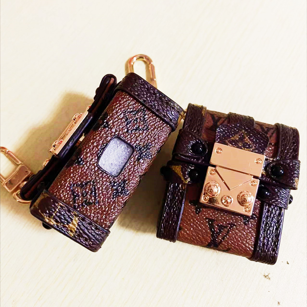 LV earphone Case with chain pro1/2/3