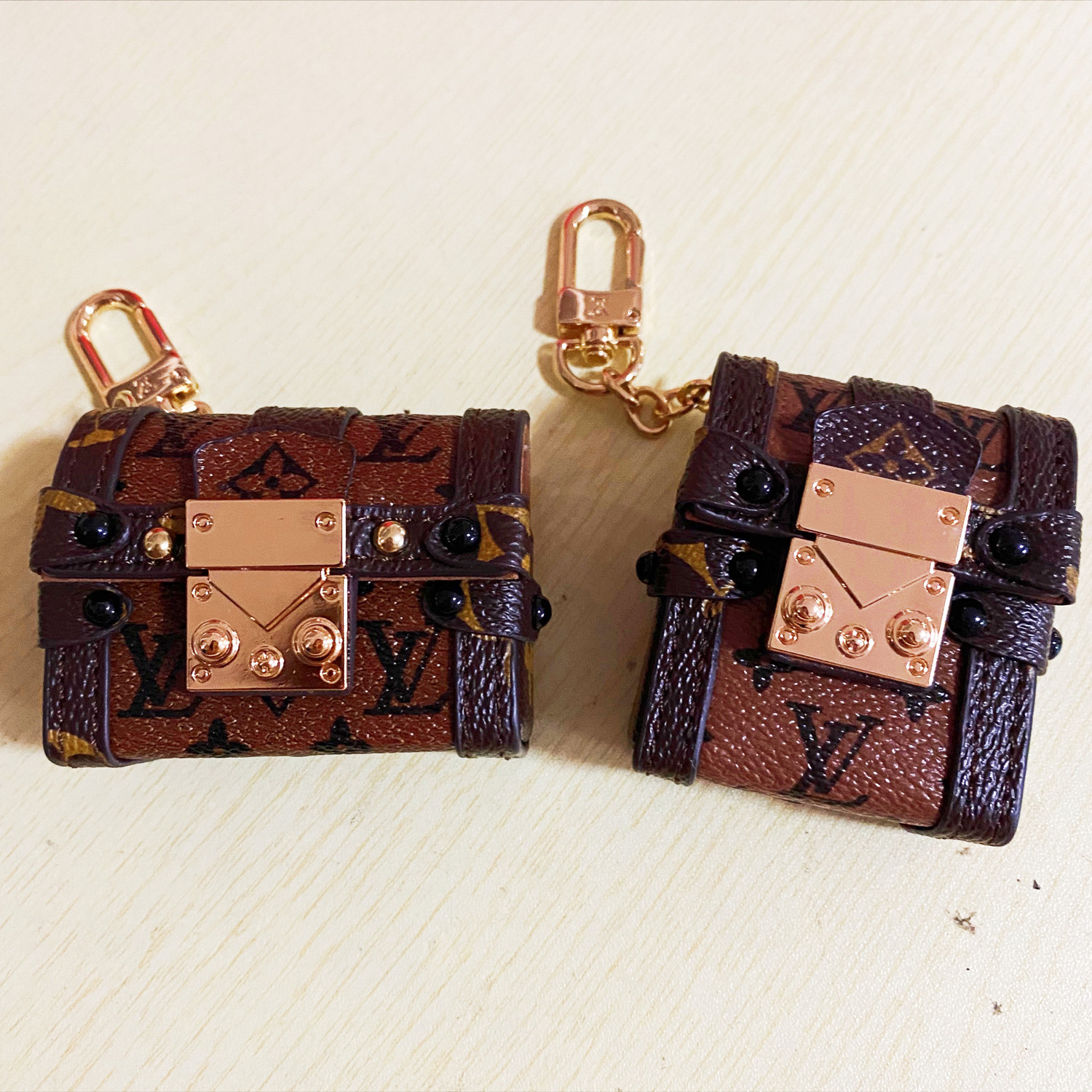 LV earphone Case with chain pro1/2/3