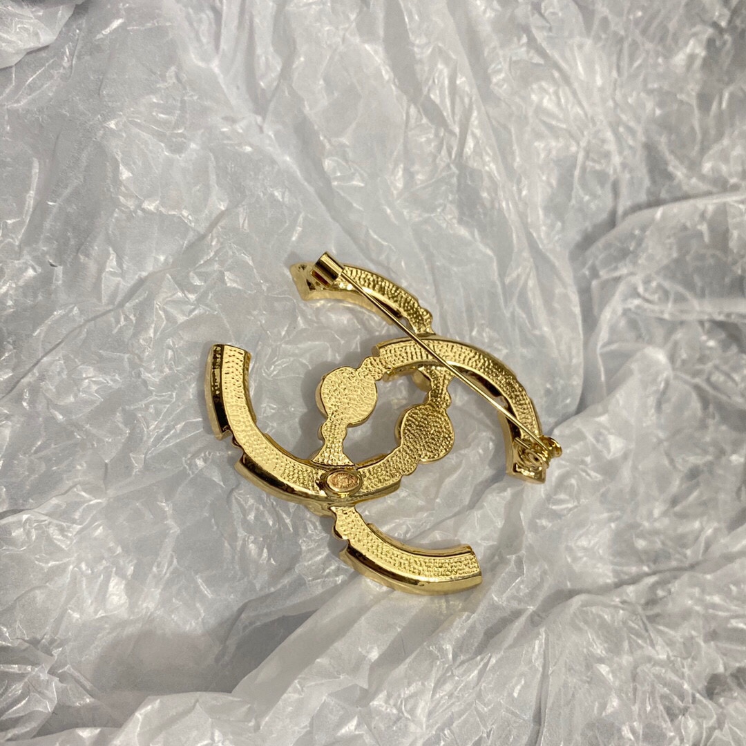Chanel brooch 108353