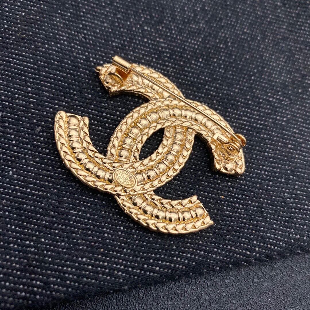 Chanel brooch 108385