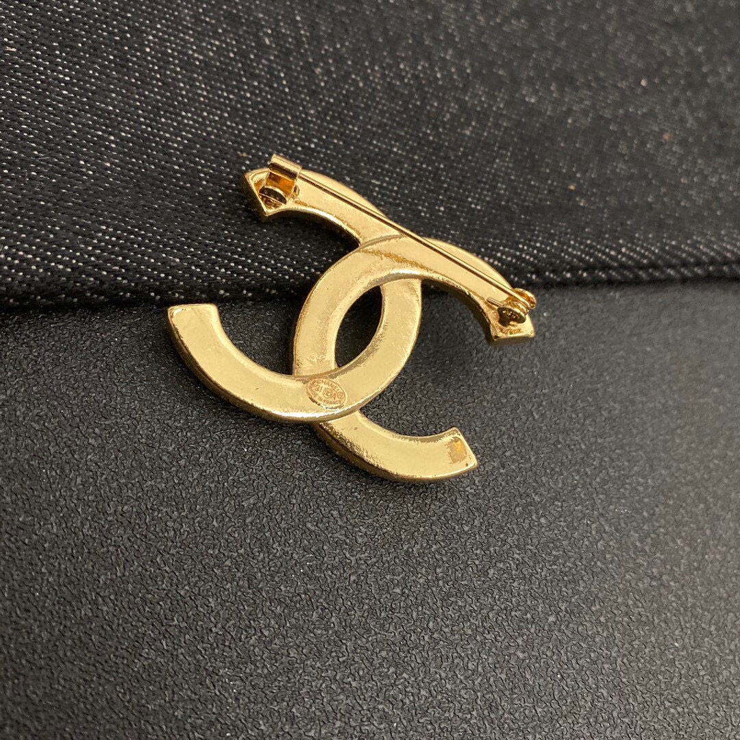 Chanel brooch 108387