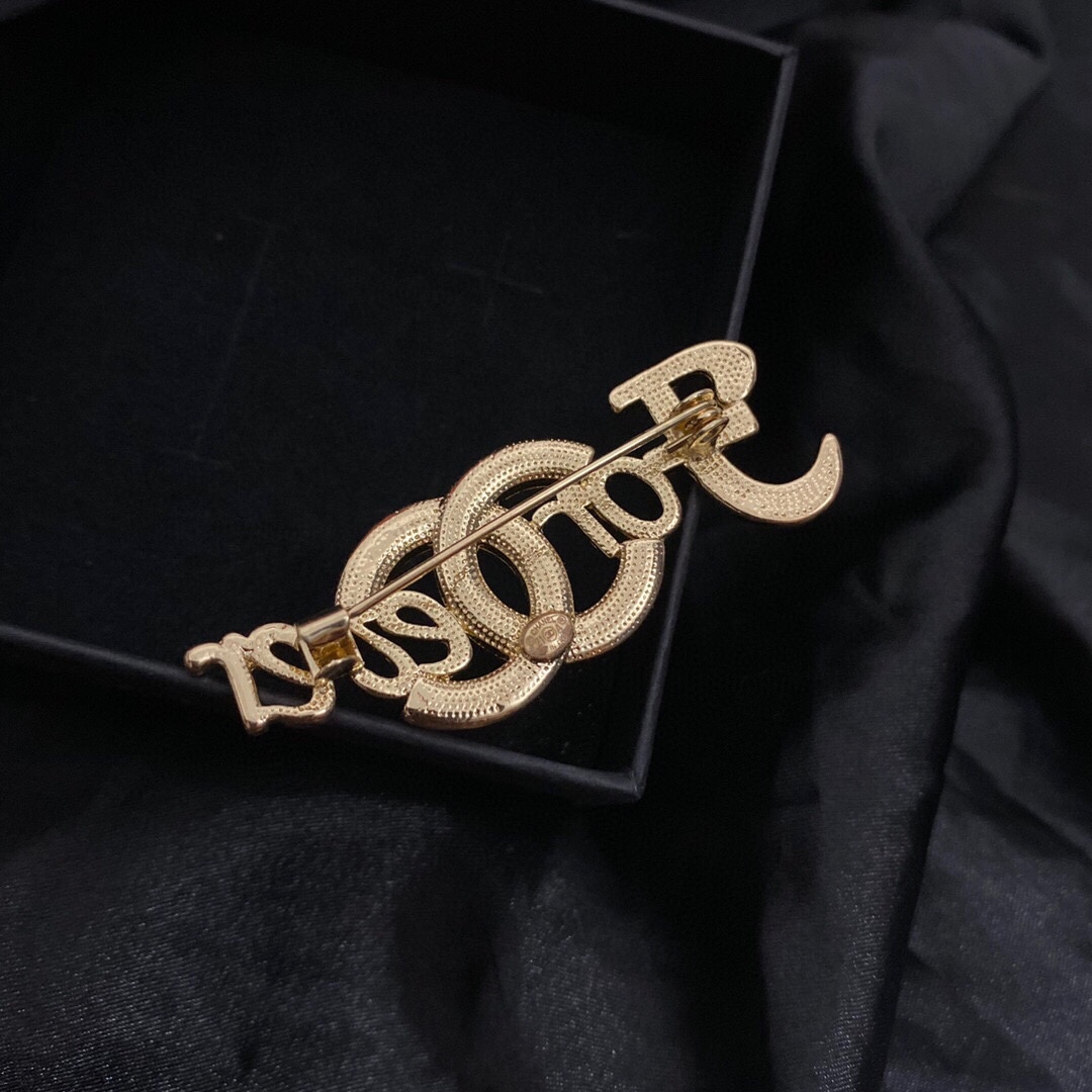 Chanel brooch 108401