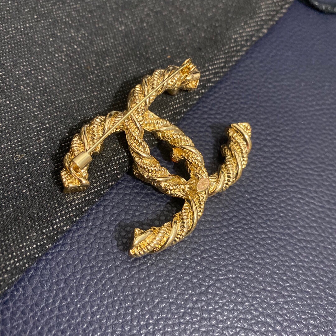 Chanel brooch 108416