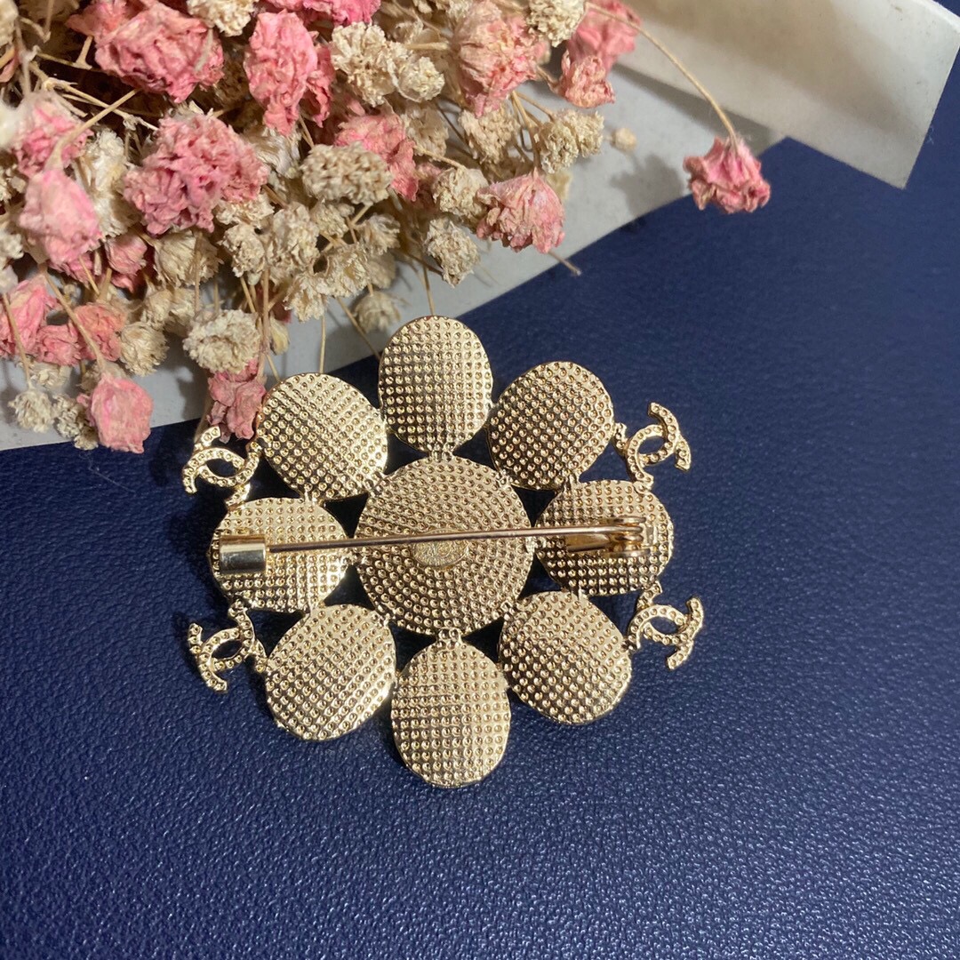 Chanel brooch 108422