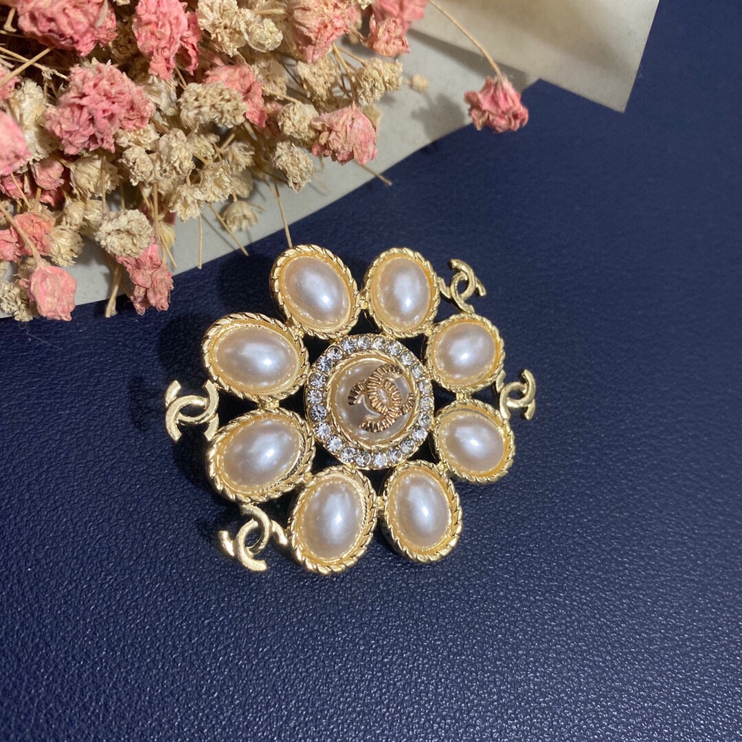 Chanel brooch 108422