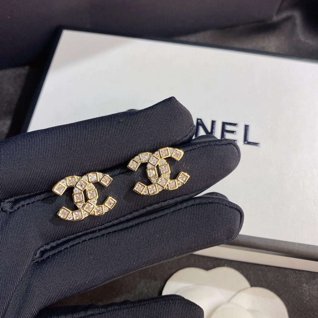 A704    Chanel earring 108597