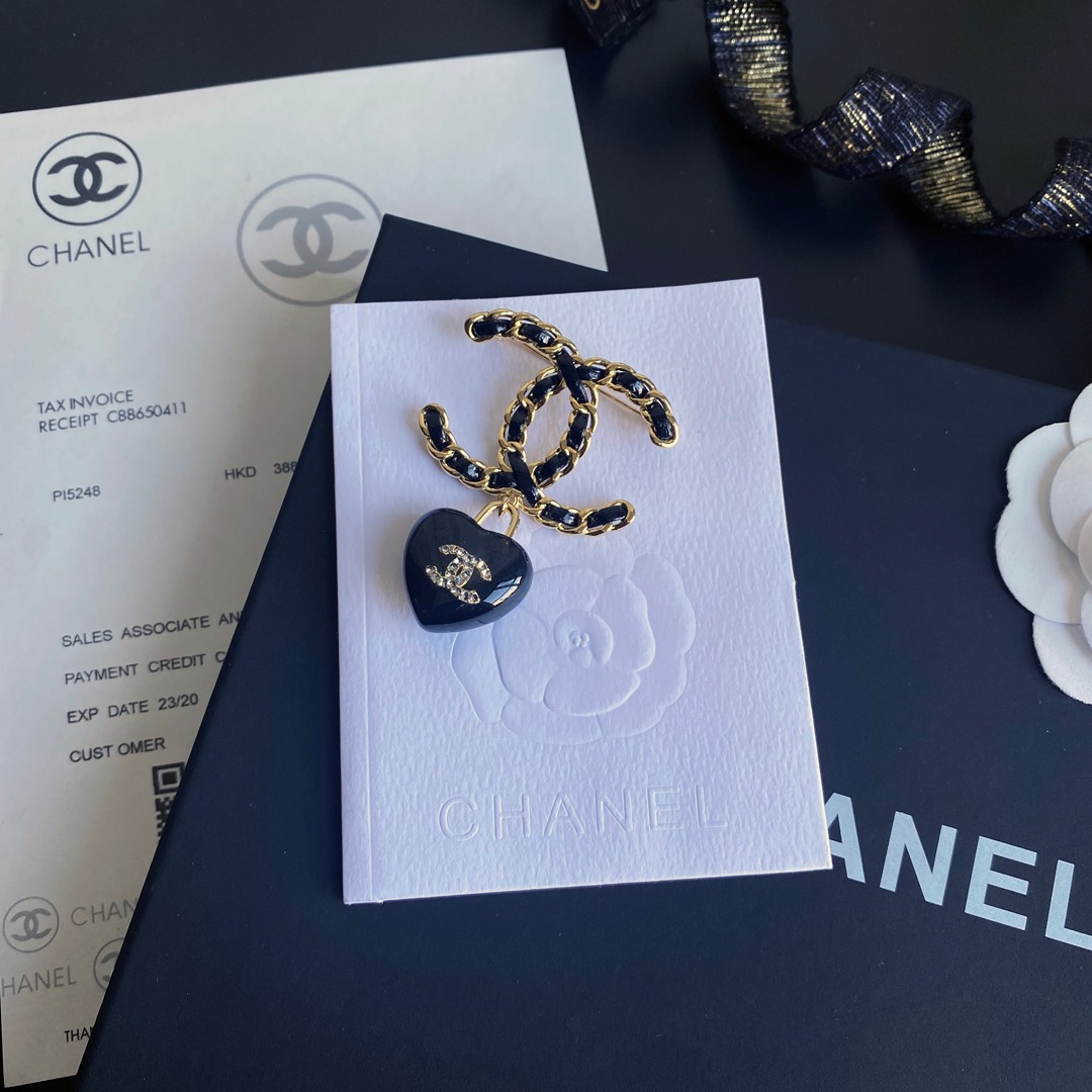 C082  Chanel brooch 108260