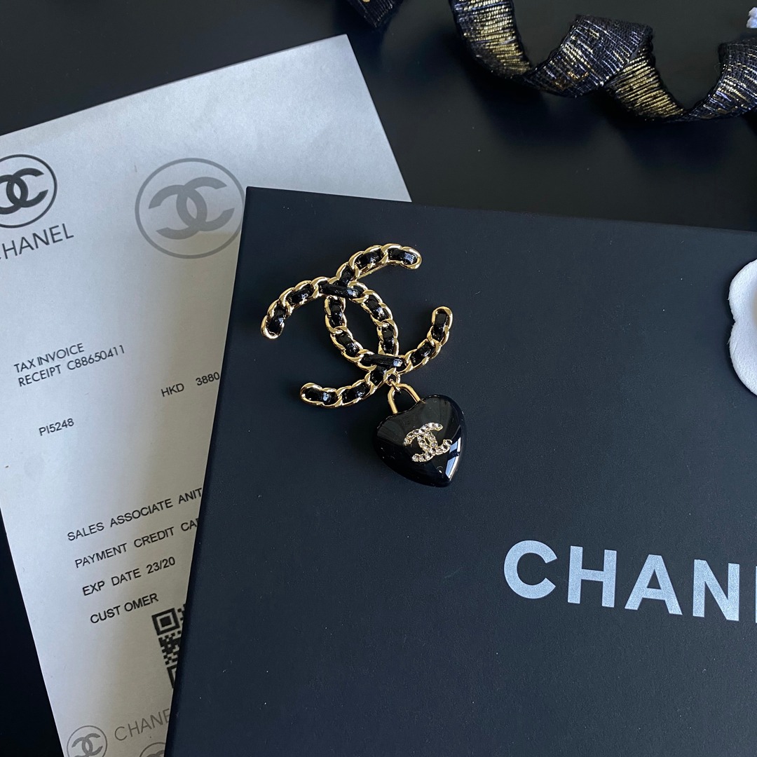 C082  Chanel brooch 108260
