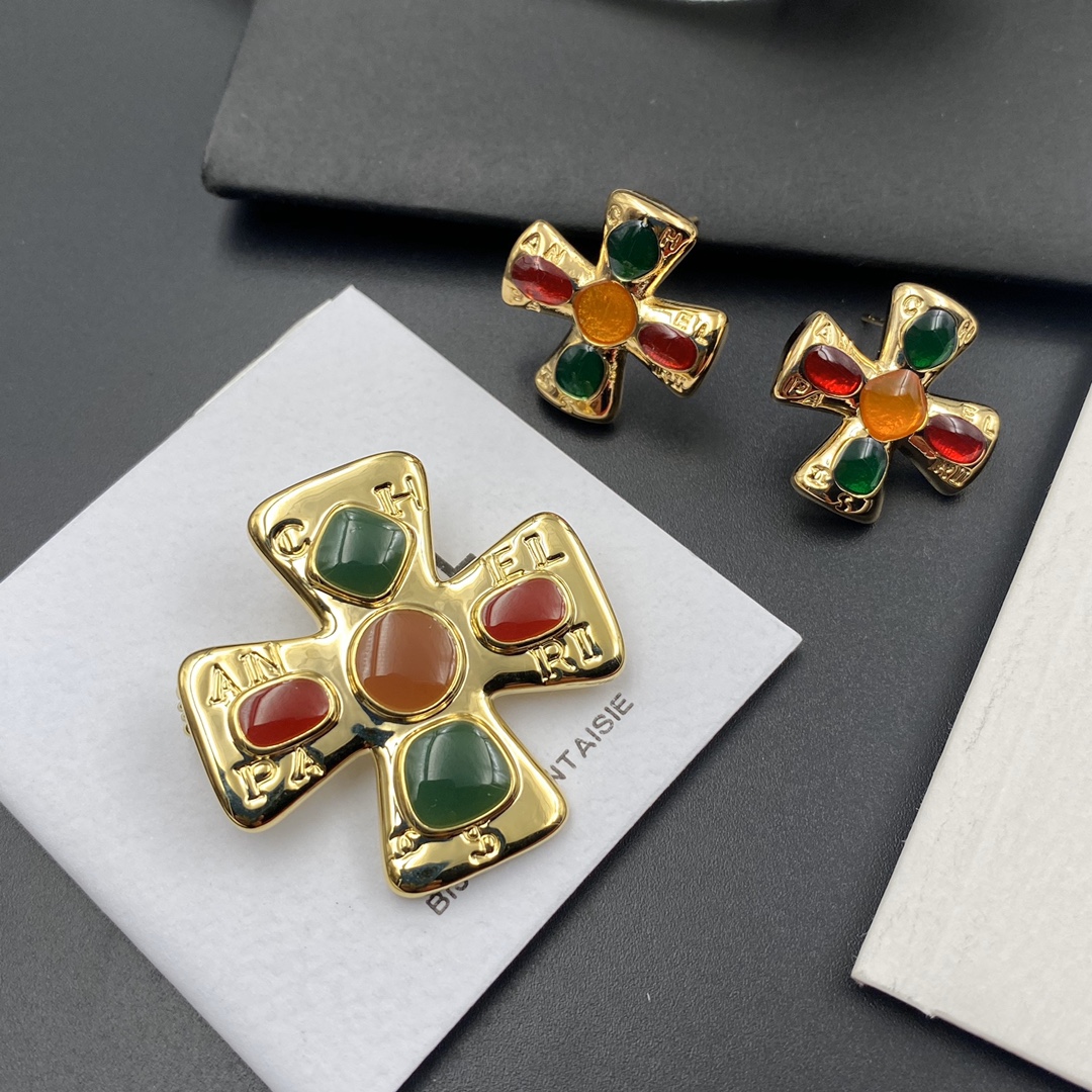 C176 Chanel brooch 108284