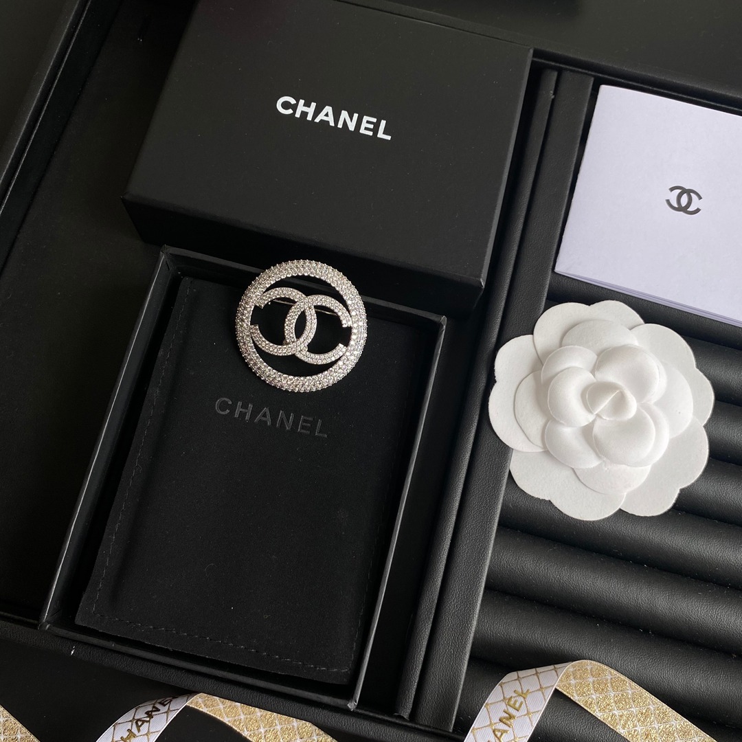 D015 Chanel brooch 108349