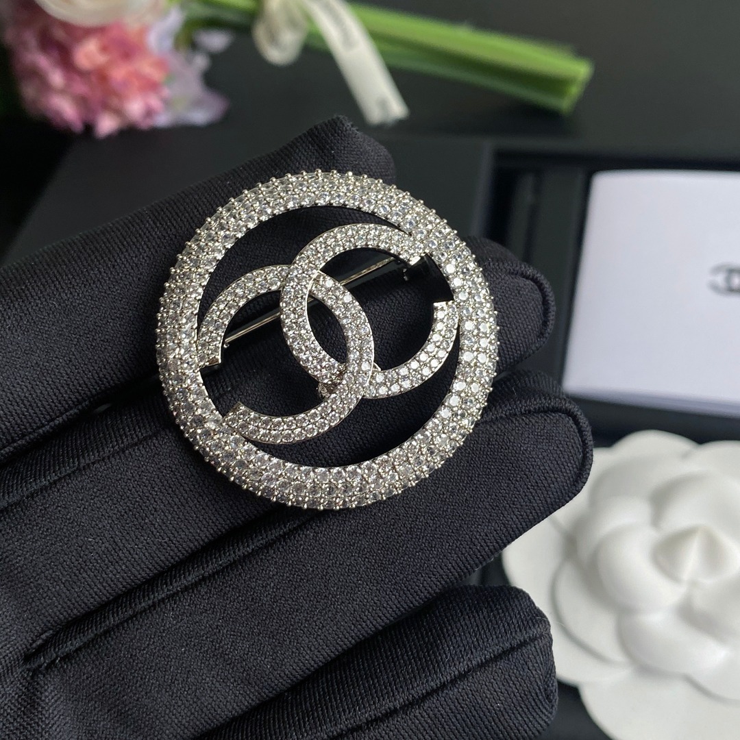 D015 Chanel brooch 108349