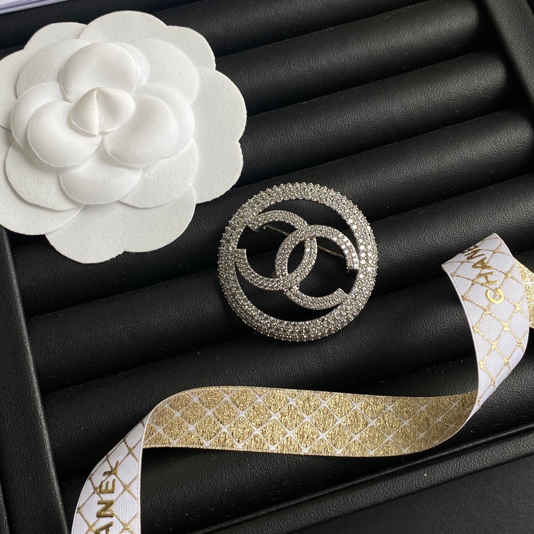 D015 Chanel brooch 108349