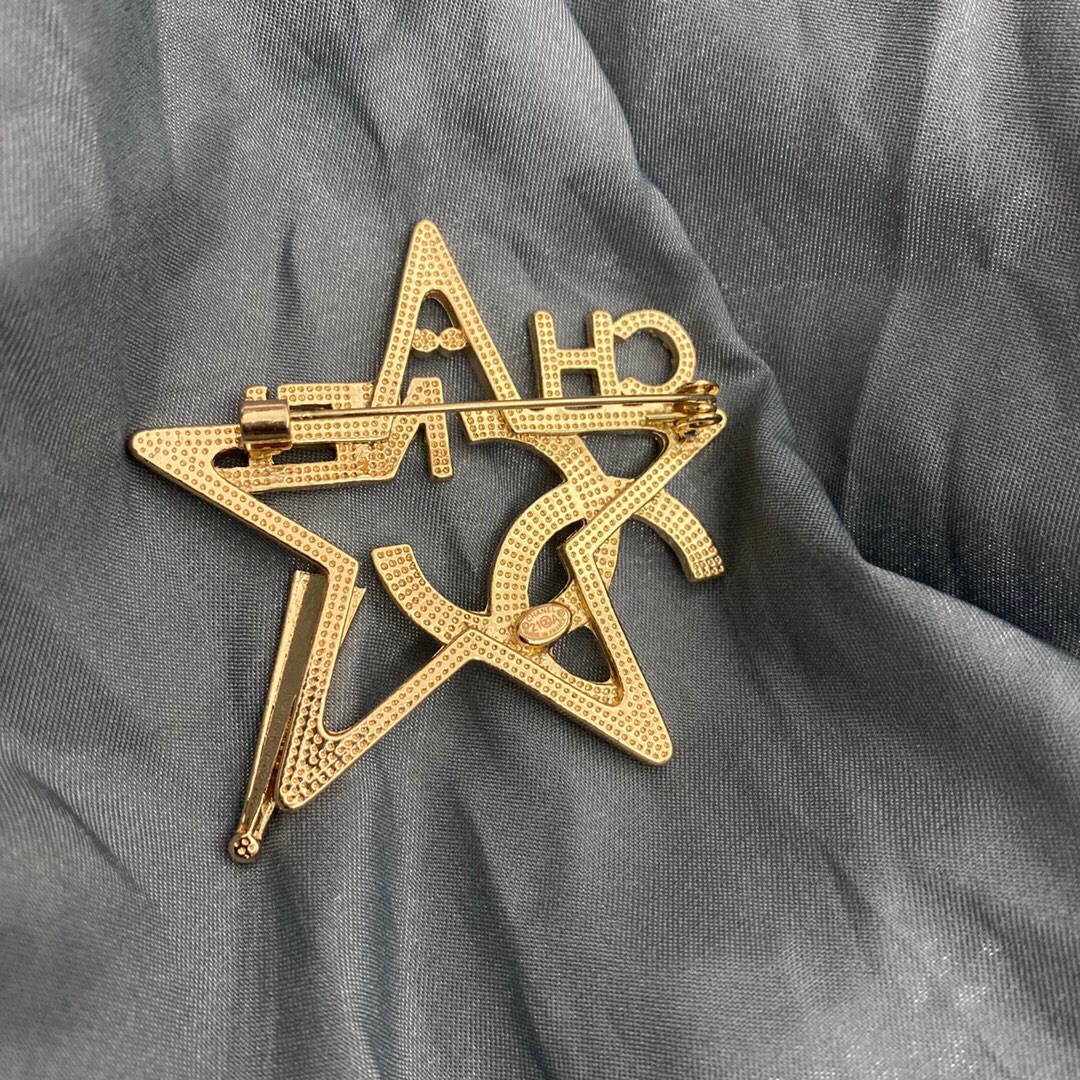 Chanel brooch 108403