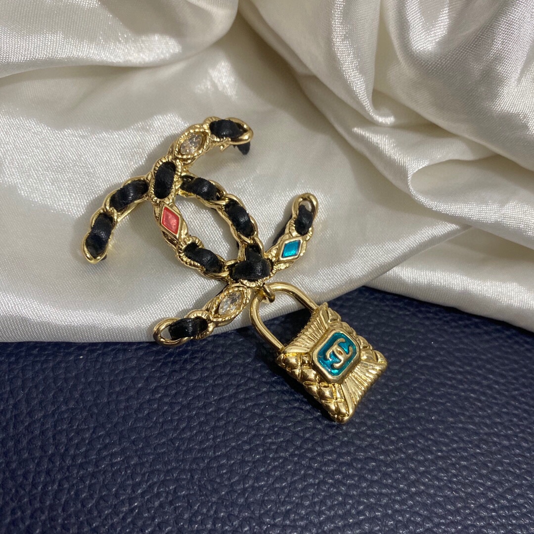 Chanel brooch 108404