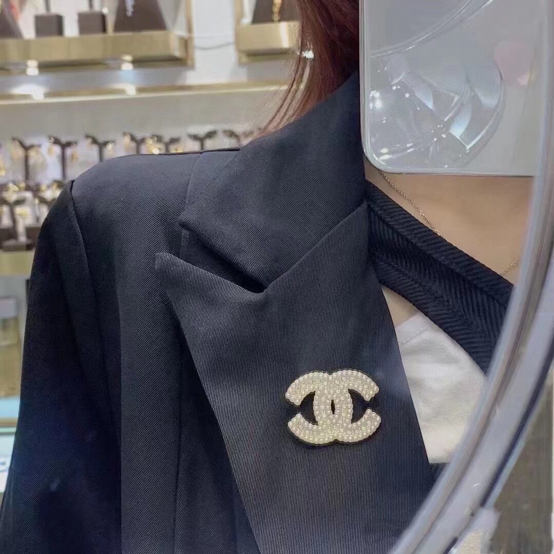 Chanel brooch 108417