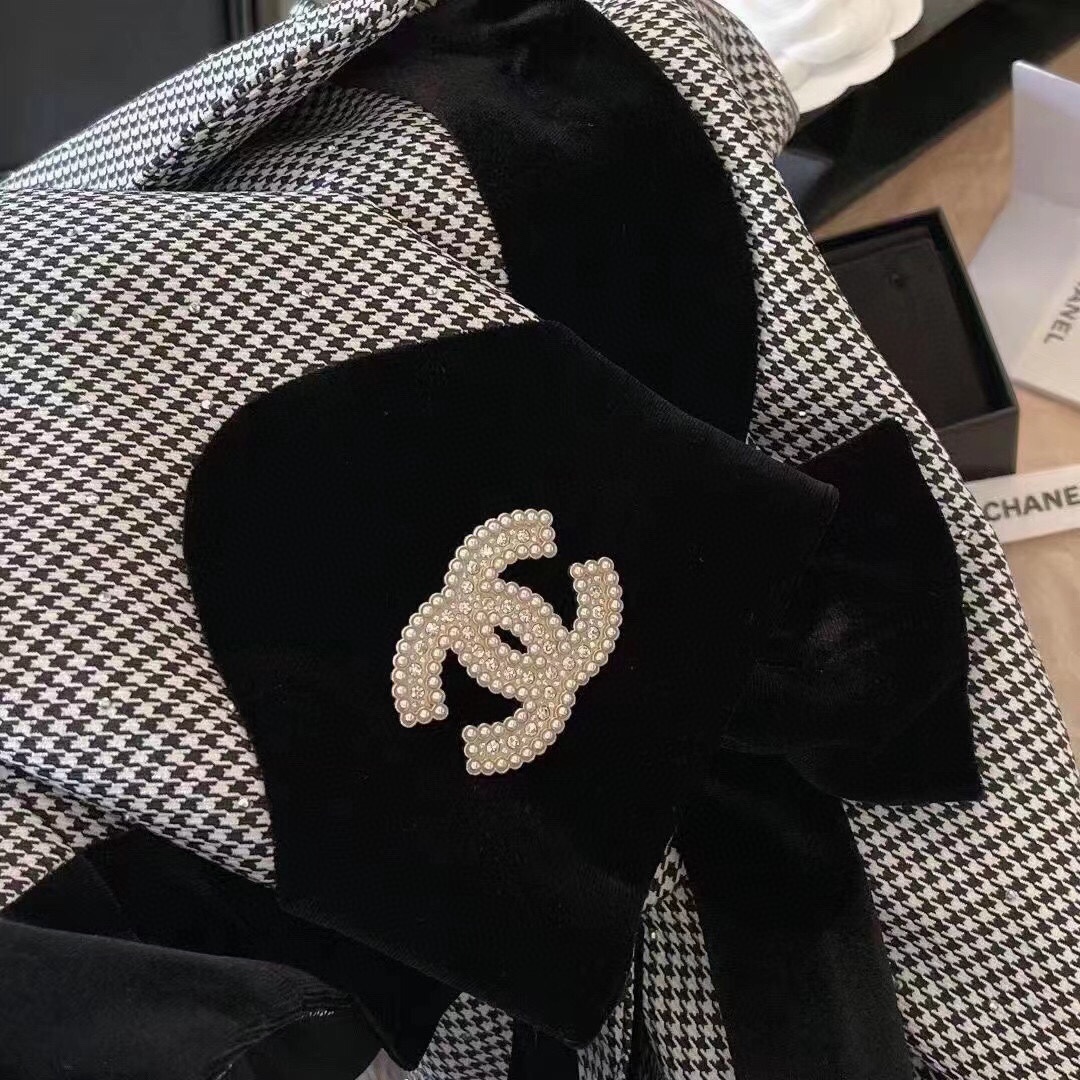 Chanel brooch 108417