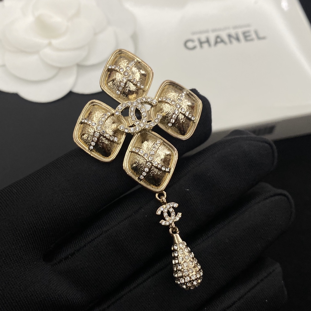 C119 Chanel brooch 108534