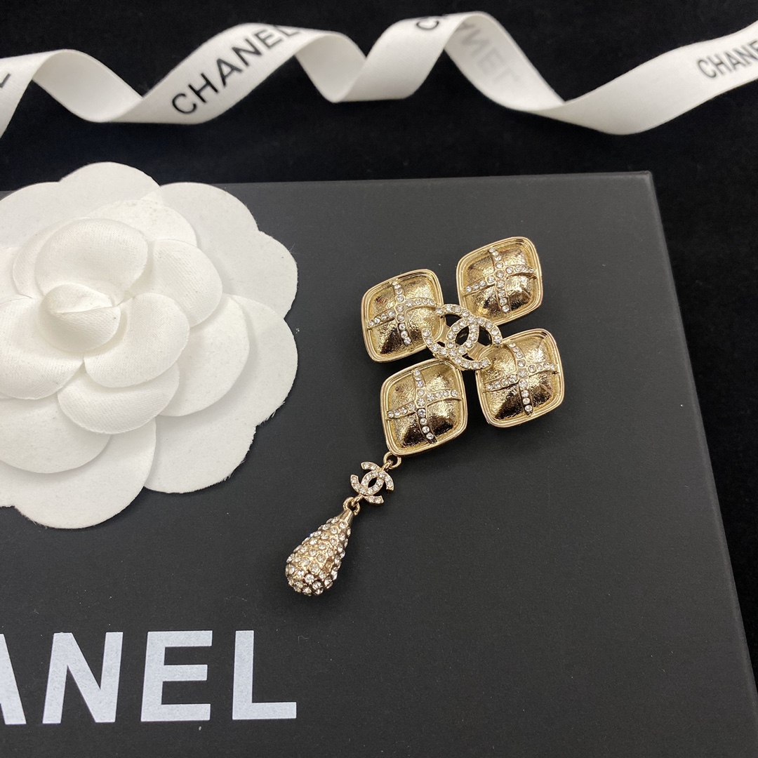 C286 Chanel brooch