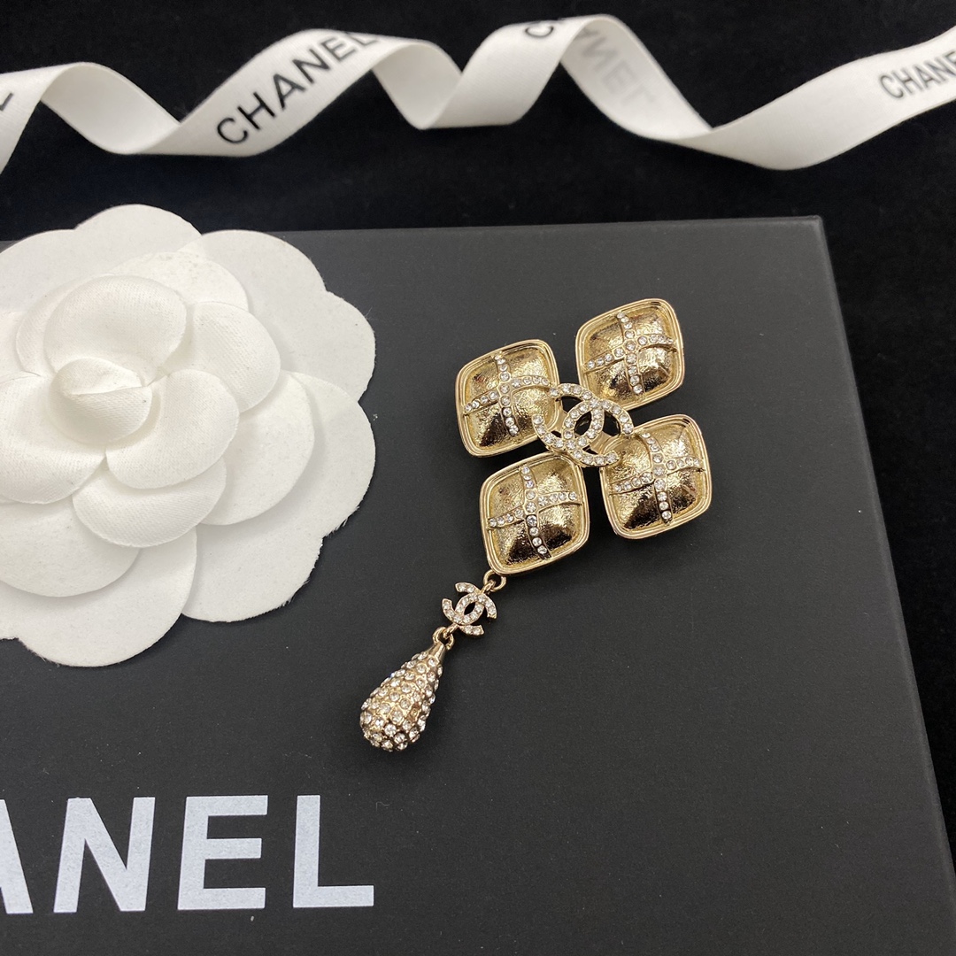 C119 Chanel brooch 108534