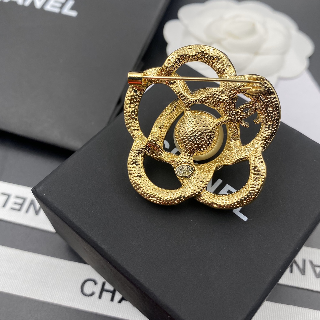 C211 Chanel brooch 108536
