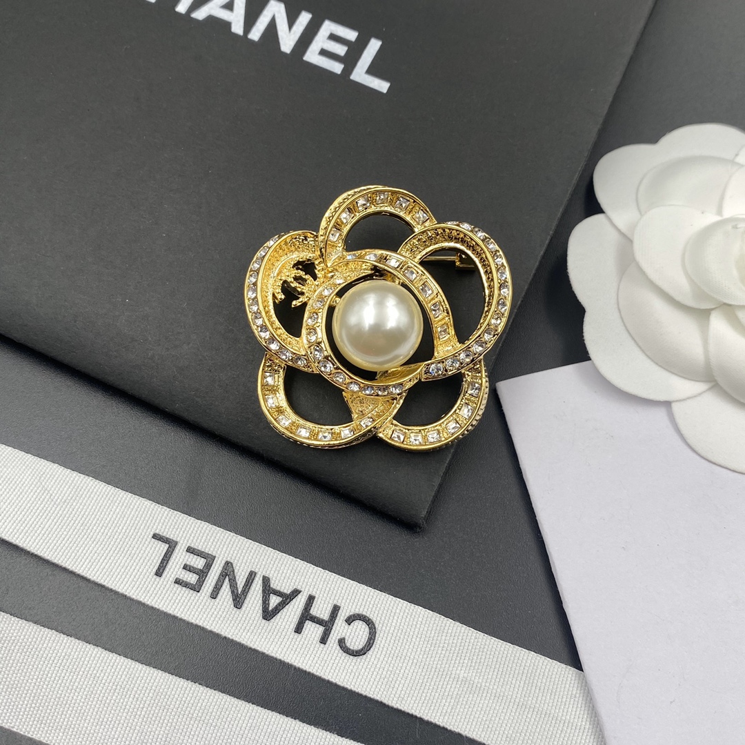 C211 Chanel brooch 108536
