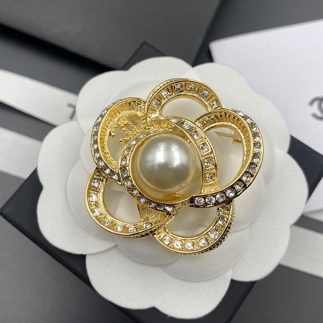C211 Chanel brooch 108536